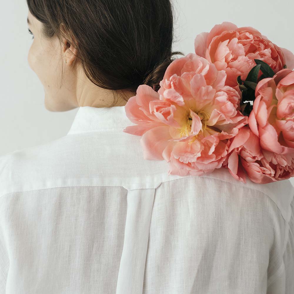 happy-woman-with-a-bouquet-of-coral-sunset-peony-X6CX4B6.jpg