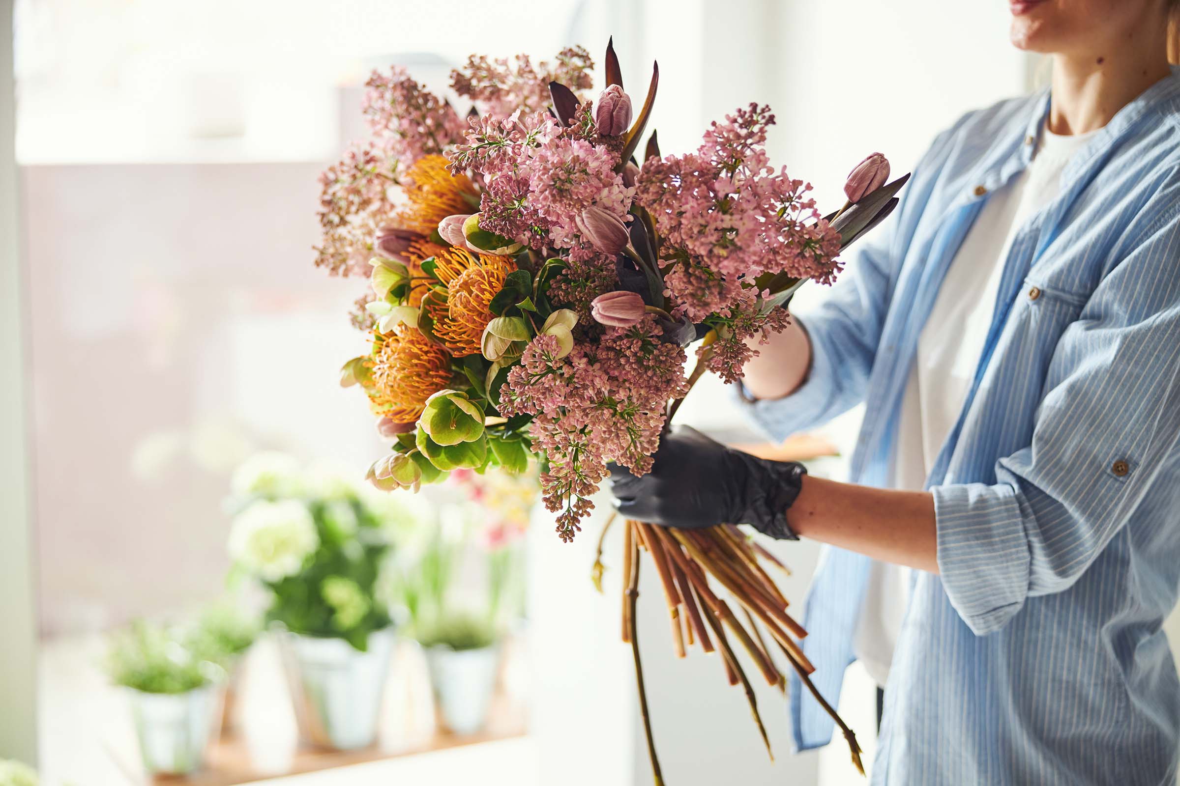 woman-making-an-exquisite-spring-floral-arrangemen-D59ME96.jpg